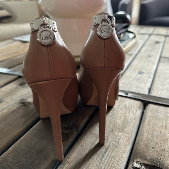 As new NUDE MICHAEL KORS PUMPS - Picture 10 of 13